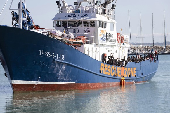 epa08026333 Spanish humanitarian rescue vessel &#039;Aita Mari&#039; arrives with 78 rescued migrants onboard in the port of Pozzallo, Sicily island, southern Italy, 26 November 2019. The migrants, 71 ...