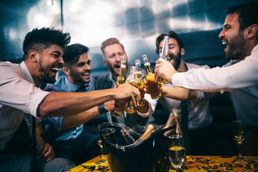 männer mit bier an einer party