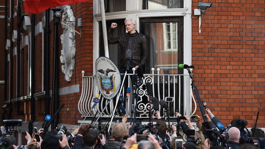 epa06258361 YEARENDER 2017 MAY 
Julian Assange speaks to the media from the balcony of the Ecuadorian Embassy in London, Britain, 19 May 2017. Swedish prosecutors have dropped their rape case against  ...