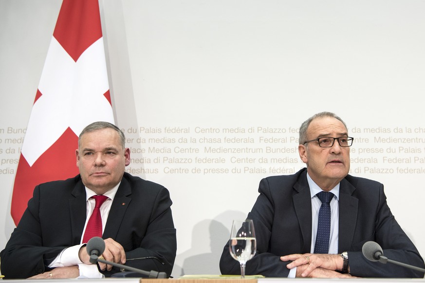 Bundesrat Guy Parmelin, rechts, stellt den neuen Direktor des Nachrichtendienstes NDB, Jean-Philippe Gaudin vor, am Mittwoch, 11. April 2018, in Bern. (KEYSTONE/Peter Schneider)