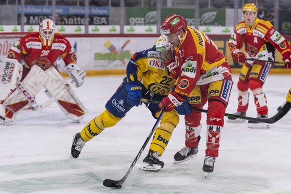 Davos� David Ullstroem, links, kaempft gegen Biels Perttu Lindgren im Eishockey Meisterschaftsspiel der National League zwischen dem EHC Biel-Bienne und den HC Davos, am Dienstag, 19. Januar 2021 in d ...