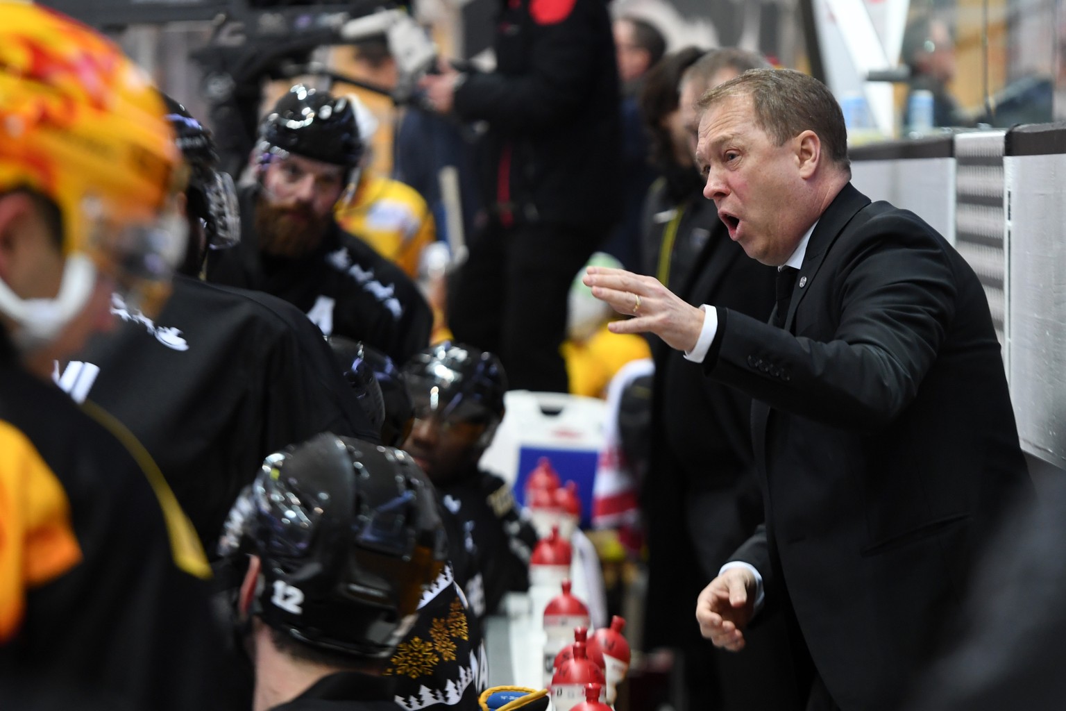 Lugano’s Head Coach Greg Ireland reacts during the preliminary round game of the National League Swiss Championship between HC Lugano and EHC Biel, at the ice stadium Resega in Lugano, on Saturday, De ...