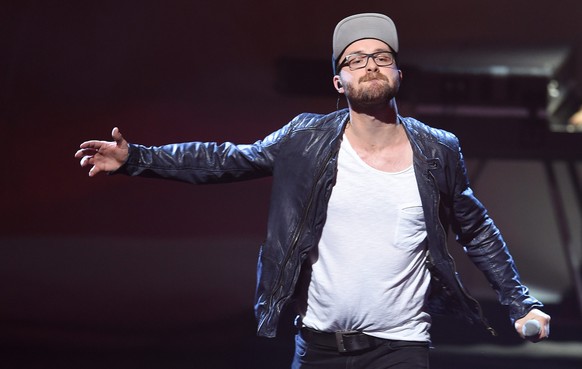 epa04904873 A picture made available on 30 August 2015 shows German singer Mark Forster performing during the Federal Vision Song Contest 2015 at the OVB-Arena in Bremen, Germany, 29 August 2015. The  ...