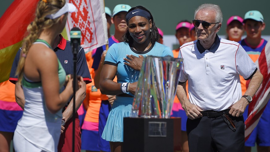 Siegerin Asarenka, Serena Williams und Turnierdirektor Moore.