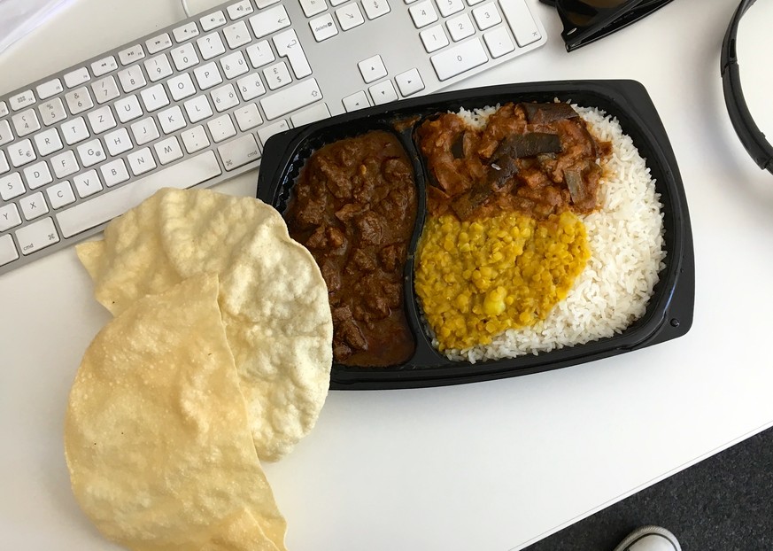 oliver baroni mittagessen zmittag büro lamm curry daal dal dhal auberginen reis basmati indisch indien sri lanka curry food essen fleisch papadam