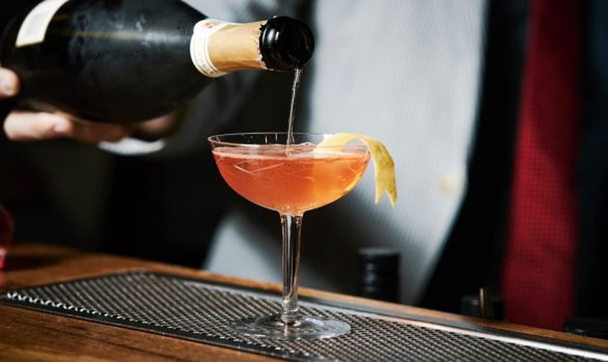 seelbach cocktail champagner trinken drinks alkohol https://www.goodfood.com.au/drinks/cocktails-spirits/six-easy-champagne-cocktails-for-melbourne-cup-day-20161027-gsby79