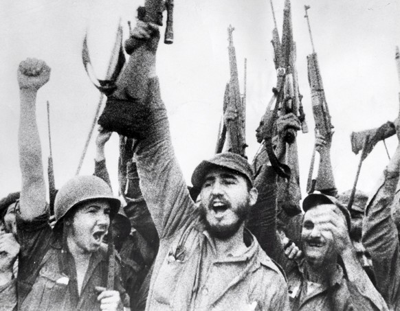 ZUM 90. GEBURTSTAG DES KUBANISCHEN REVOLUTIONAER FIDEL CASTRO AM SAMSTAG, 13. AUGUST 2016, STELLEN WIR IHNEN FOLGENDES BILDMATERIAL ZUR VERFUEGUNG  A photo dated 08 January 1959 of Fidel Castro (C) a ...