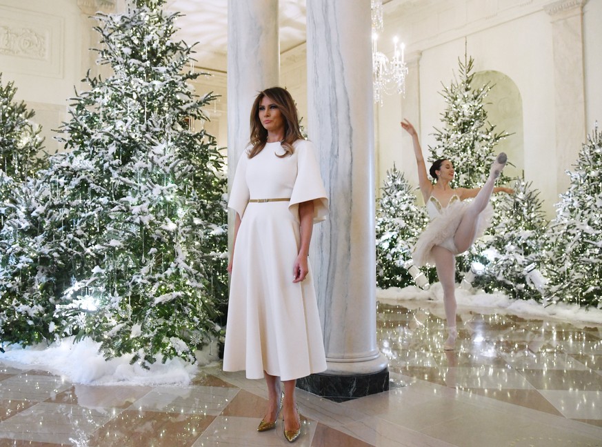 epa06354373 US First Lady Melania Trump participates in arts and crafts projects with children and students from Joint Base Andrews in various rooms throughout the White House in Washington, DC, USA,  ...