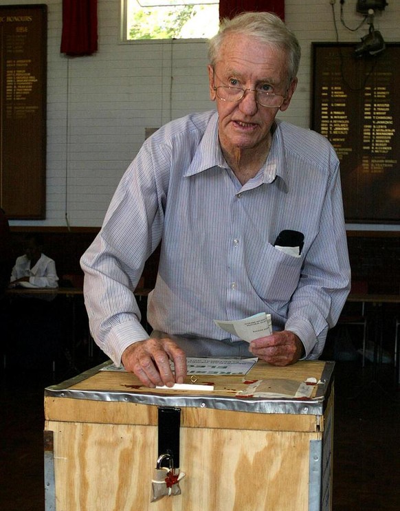 JOE07 - 20020310 - HARARE, ZIMBABWE : Ian Smith, the last white leader of Rhodesia, now Zimbabwe, casts his vote in Harare 10 March 2002. He said that he was voting for the Movement for Democratic Cha ...