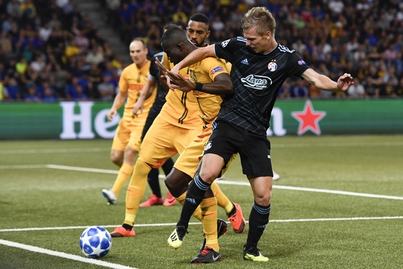 YB&#039;s Sekou Sanogo, left, fights for the ball with Zagreb&#039;s Dani Olmo, during the UEFA Champions League playoff match between Switzerland&#039;s BSC Young Boys and Croatia&#039;s GNK Dinamo Z ...