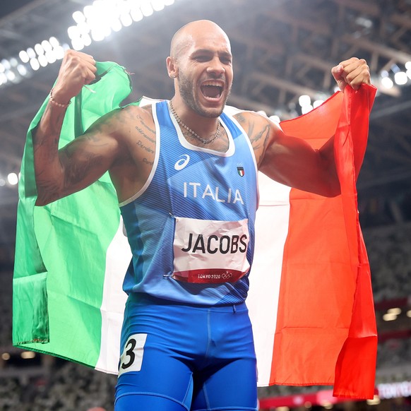 epa09385552 Lamont Marcell Jacobs of Italy celebrates winning the Men&#039;s 100m final at the Athletics events of the Tokyo 2020 Olympic Games at the Olympic Stadium in Tokyo, Japan, 01 August 2021.  ...