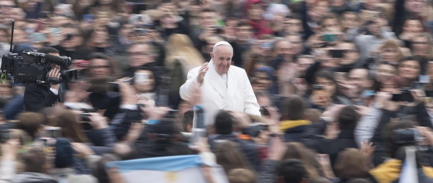 epa05808037 A picture taken with a slow shutter speed shows Pope Francis greeting the faithful as he arrives to his weekly general audience at St. Peter&#039;s Square, Vatican City, 22 February 2017.  ...