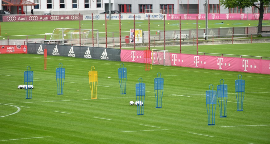 epa08402282 Training dummies set up for a training session of German Bundesliga side Bayern Munich at the club&#039;s ground in Munich, Germany, 05 May 2020. The German Football Association (DFL) has  ...