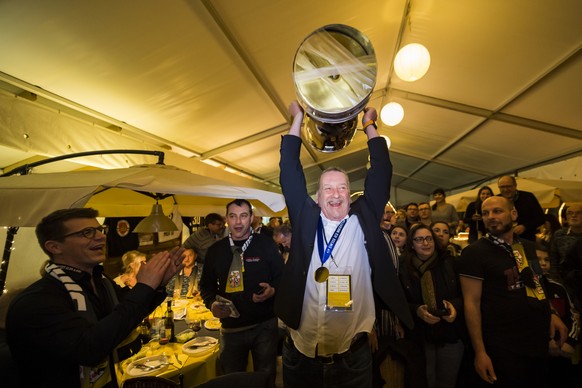 Patrick Hauert, president du HC Ajoie fete la victoire en finale de la Coupe de Suisse du HC Ajoie dans une tente le lundi 3 fevrier 2020 a Porrentruy. (KEYSTONE/Jean-Christophe Bott)