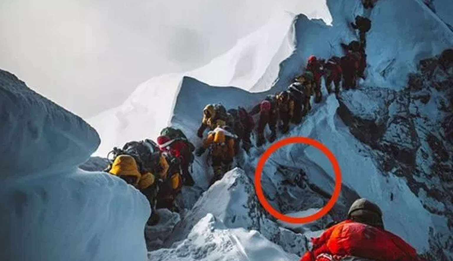 Die Bergsteiger müssen am Everest buchstäblich über Leichen gehen.