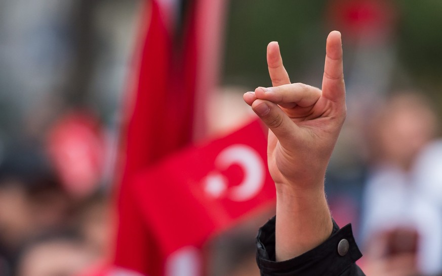 epa05253035 A hand shows the &#039;wolf salute&#039; of the Grey Wolves, during a pro-Turkish demonstration in the city centre of Munich, Germany, 10 April 2016. The term &#039;Grey Wolves&#039; refer ...