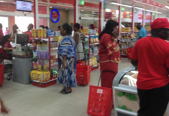Supermarkt in Ebebiyin: Während in anderen Gebieten Afrikas die Regale oft halb leer stehen, ist hier alles ordentlich aufgefüllt wie in der Schweiz.