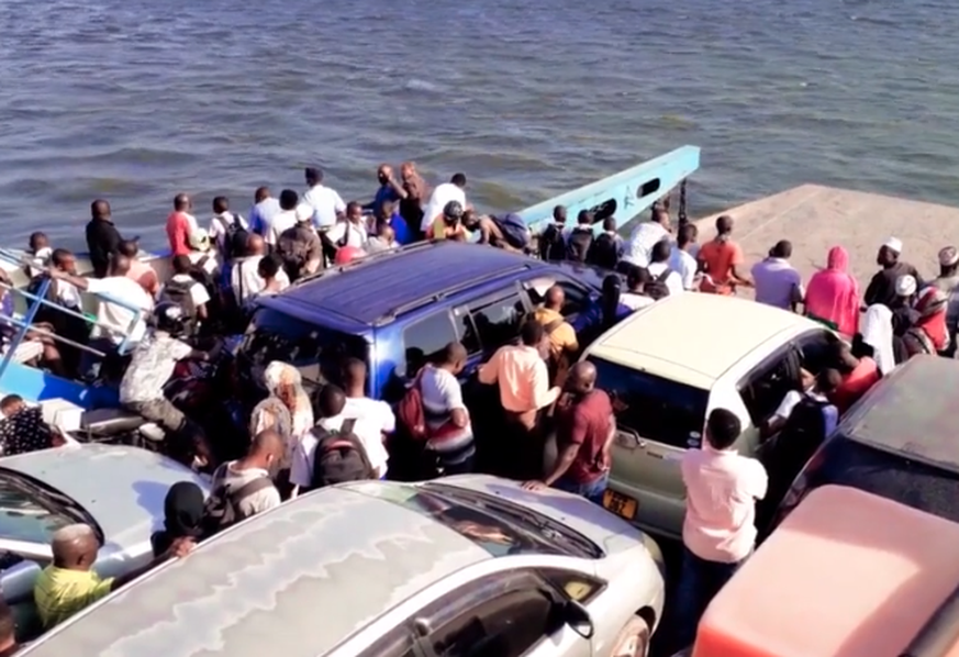 Die Fähre in Dar es Salaam ist überfüllt wie immer. An Abstände hält sich niemand.