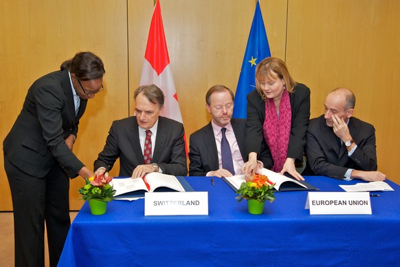 HANDOUT - Staatssekretaer Mario Gattiker, links, unterzeichnet das Zusatzprotokoll zur Ausweitung der Personenfreizuegigkeit auf Kroatien, neben Pieter de Gooijer, Staendiger Vertreter der Niederlande ...