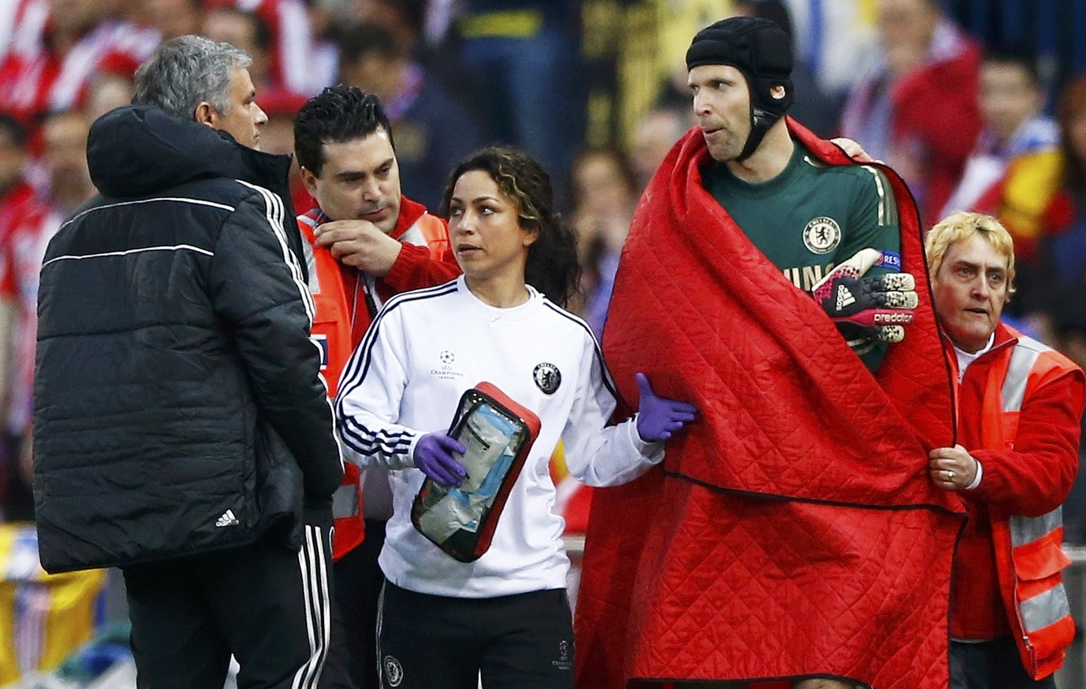 Eva Carneiro zwischen Chelsea-Trainer José Mourinho (links) und dem verletzten Goalie Petr Cech.