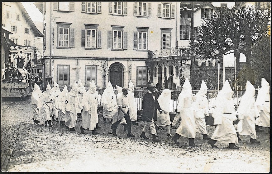An der Schwyzer Fasnacht 1927 sorgte eine Ku-Klux-Klan-Gruppe offenbar noch nicht für einen Aufschrei. (Bild: Aus dem Buch «Gruss aus Schwyz. Ansichtskarten erzählen Geschichte aus Schwyz, Ibach, Seew ...