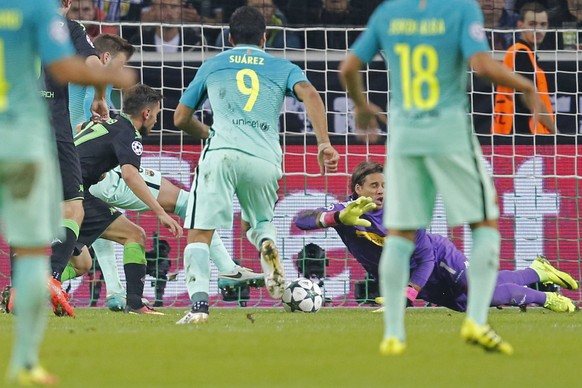Moenchengladbach goalkeeper Yann Sommer fails to control a shot by Barcelona&#039;s Luis Suarez, center, allowing Barcelona&#039;s Gerard Pique, third from left, rear, to score his side&#039;s second  ...