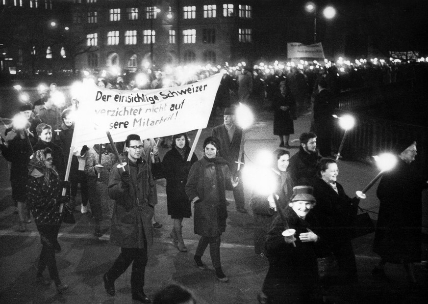 Mit einem naechtlichen Fackelzug demonstrieren Frauen in Zuerich fuer das Frauenstimmrecht. (Undatierte Aufnahme). Nach jahrzehntelangem Kampf erhielten die Schweizer Frauen am 7. Februar 1971 die vol ...