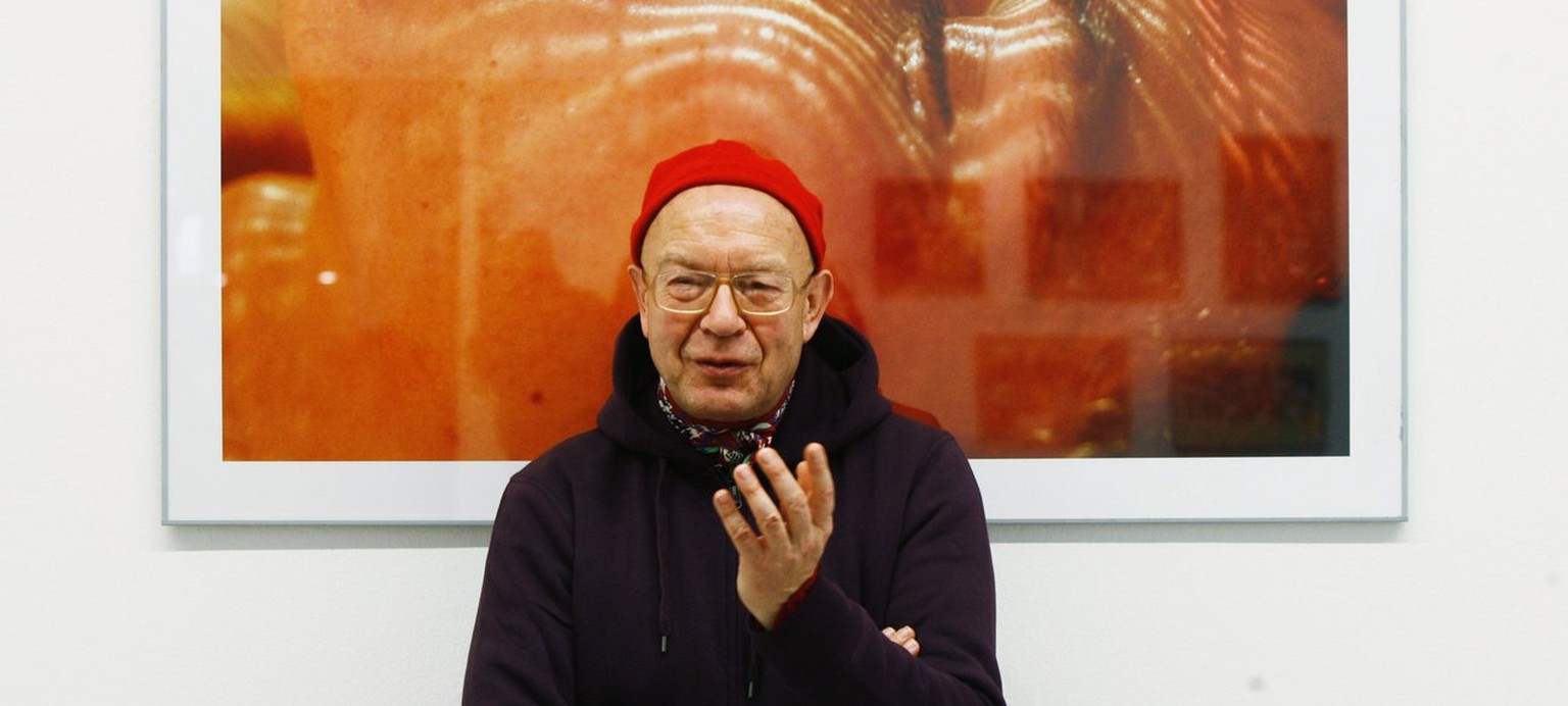Walter Pfeiffer posiert vor einer seiner Fotografien bei einer Ausstellung in Winterthur 2008.