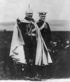 Oft in Uniform: Kaiser Wilhelm II. (l.) und der spätere britische Premierminister Churchill vor dem Krieg.&nbsp;