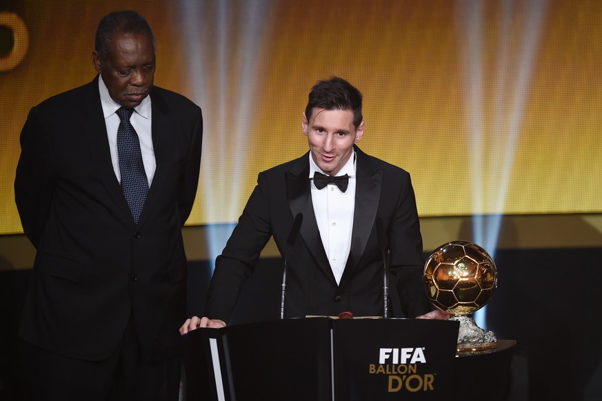 Lionel Messi nimmt im Zürcher Kongresshaus erstmals seit 2012 wieder den Ballon d'Or in Empfang.