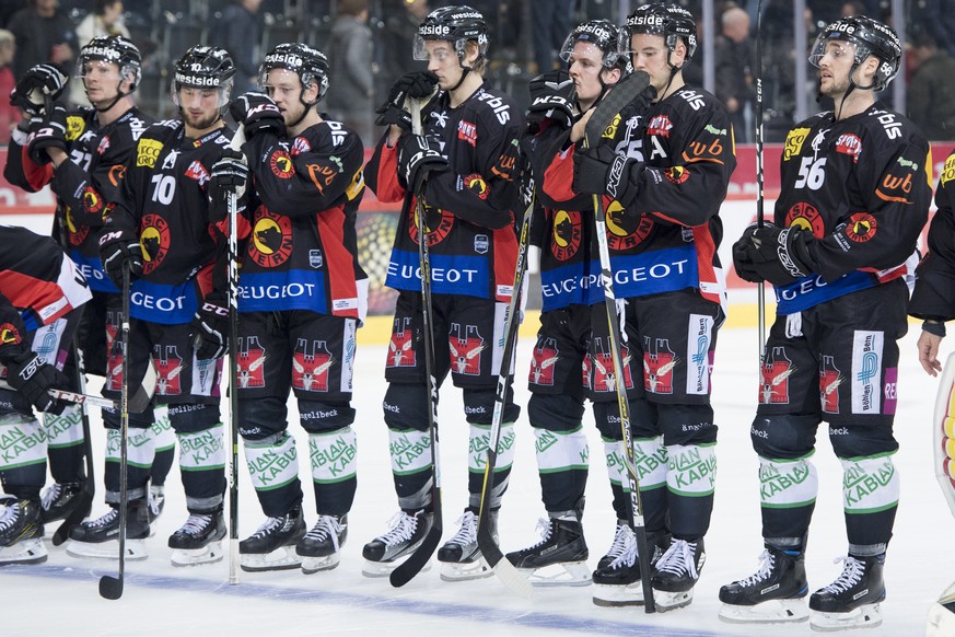 Spieler von SC Bern reagieren nachher verlieren im Pentaltyschiessen, beim Eishockey Meisterschaftsspiel der National League zwischen den SC Bern und dem HC Lugano, am Samstag, 16. September 2017, in  ...