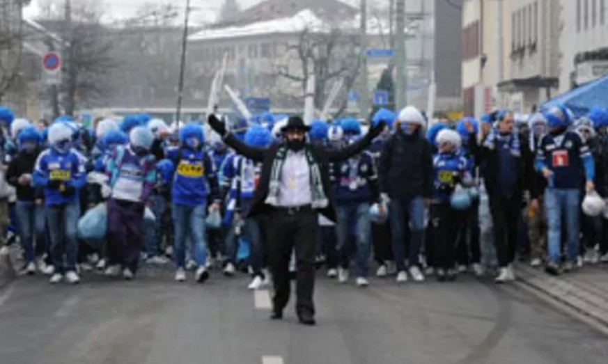 Ein als Jude verkleideter Fan des FC Luzern führt den Marsch der Anhänger an: Er verstiess laut Gericht nicht gegen die Rassismus-Strafnorm.&nbsp;